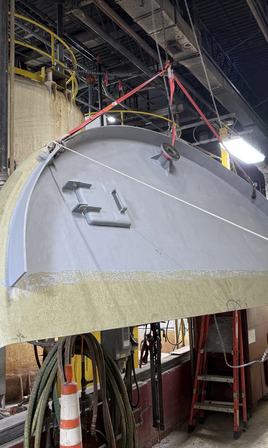 Installation d’un toit de réservoir en composite dans une usine