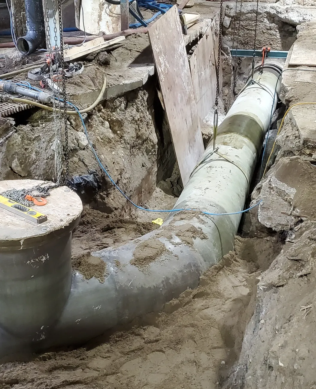 Conduite en fibre de verre réparée en tranchée